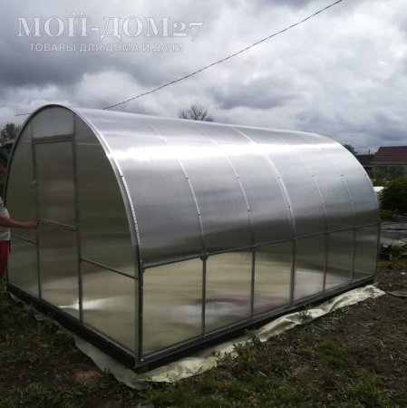 Теплица Восточная Усиленная 4 метра с поликарбонатом | Мой-Дом27 | Каркас изготовлен из оцинкованной замкнутой трубы 20*20 мм.<br>
 Ширина - 3&nbsp;метра. Высота - 2,1 метра. Длина 4 метра.&nbsp;<br>
 Выдерживаемая снеговая нагрузка - 150 кг/м2. Выдерживаемая ветровая нагрузка - до 20 м/с.<br>
 Расстояние между дугами 0,65&nbsp;метра.&nbsp;Толщина металла дуг 1,2 мм.&nbsp;Ширина двери 0,96 метра.<br>